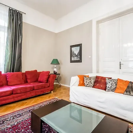 Berta - 4 Bedrooms, 3 Baths *